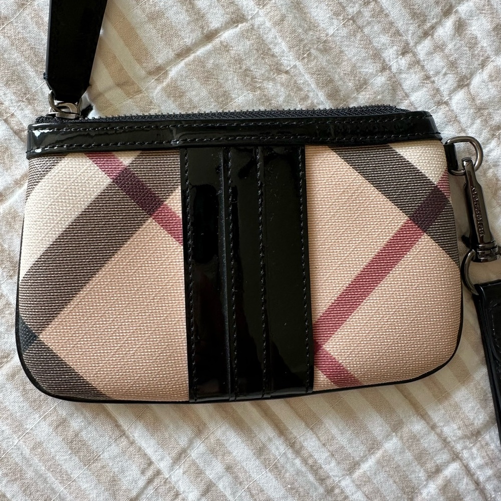 Burberry Wristlet in excellent condition. Used twice!